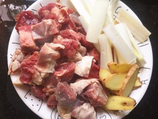 2、家庭版罗宋汤,买的现成的牛肉粒，切小块。大葱切小段，生姜切片