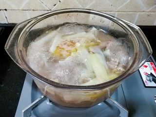 3、家庭版罗宋汤,锅里倒入适量的水，放入切好的牛肉粒，再放入大葱和生姜片，煮开后换小火煮5分钟左右