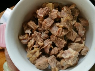 4、家庭版罗宋汤,捞出来洗去血沫，沥干净水分备用。