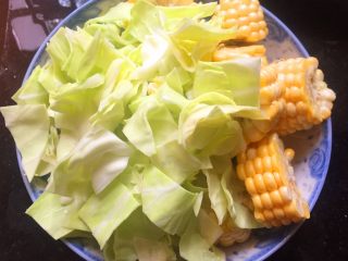 5、家庭版罗宋汤,圆白菜切成块状，按自己的喜好来；玉米切成一节一节的