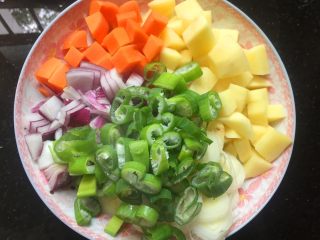 6、家庭版罗宋汤,胡萝卜和土豆切丁，洋葱和大葱切小块