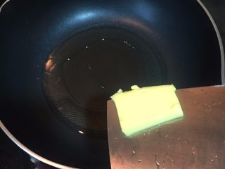 8、家庭版罗宋汤,锅烧热，放入黄油，融化