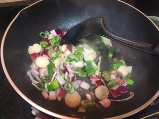 9、家庭版罗宋汤,先后放入洋葱和大葱，炒2分钟左右爆香