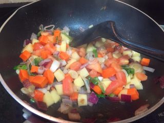 10、家庭版罗宋汤,先后放入西红柿丁，胡萝卜丁和土豆丁，炒3分钟左右