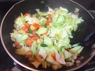 11、家庭版罗宋汤,放入圆白菜，炒5分钟后放入牛肉，继续炒制3分钟