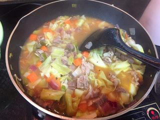 12、家庭版罗宋汤,加入清水或者高汤，放盐适量，味极鲜少许，番茄酱2-3大勺，继续焖煮牛肉至牛肉软烂（一般需要40分钟-1小时）