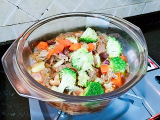 13、家庭版罗宋汤,也可以放入带压力的高压锅选择【牛羊肉】模式。出锅前20分钟放入玉米，继续小火焖煮