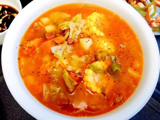 14、家庭版罗宋汤,出锅钱放入胡椒粒和葱花和香叶沫，出锅即成。