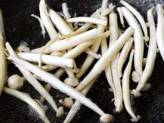2、菠菜白玉菇虾皮汤,白玉菇洗净后焯水后沥干水分备用,准备好淡干虾皮