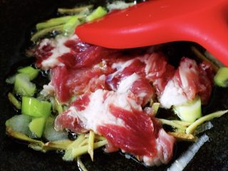 6、菠菜白玉菇虾皮汤,再加入切片的猪肉,大火进行快速翻炒