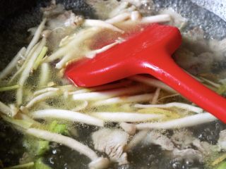 11、菠菜白玉菇虾皮汤,大火煮沸后转小火继续慢慢炖煮3分钟左右