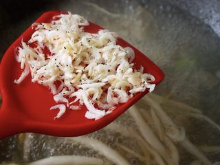 12、菠菜白玉菇虾皮汤,这个时候加入淡干虾皮