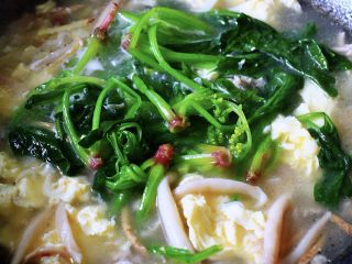 14、菠菜白玉菇虾皮汤,把提前焯过水的红根菠菜放入锅中,大火烧开后,即可关火,淋上芝麻油就可以出锅咯
