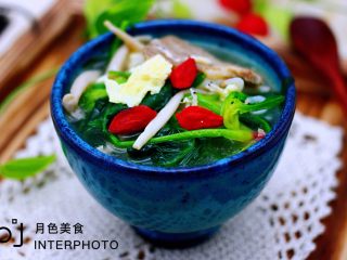 15、菠菜白玉菇虾皮汤,铛铛铛,营养丰富又补钙的蔬菜汤完美出锅咯,撒上几颗提前洗净泡发的枸杞,完美,喝上一碗,清理肠胃又排毒