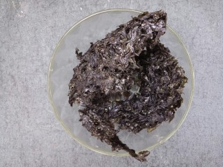 4、鸡蛋紫菜汤,准备一块紫菜