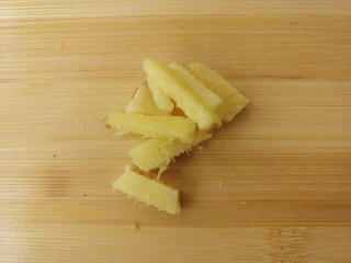 5、鸡蛋紫菜汤,切姜丝