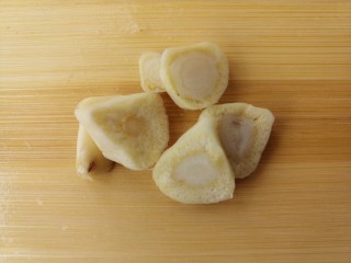 7、鸡蛋紫菜汤,再切蒜片