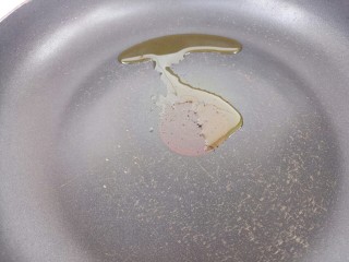 8、鸡蛋紫菜汤,锅里倒一点点油