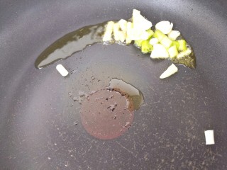 9、鸡蛋紫菜汤,把葱姜蒜爆香