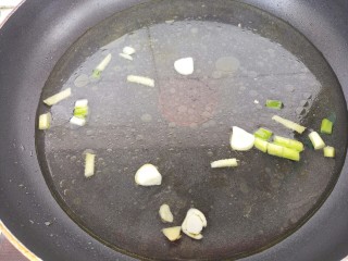 10、鸡蛋紫菜汤,然后加入适量的水