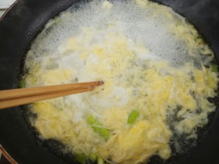 13、鸡蛋紫菜汤,用筷子不停的搅拌，搅成蛋花