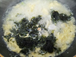 15、鸡蛋紫菜汤,继续大火烧开