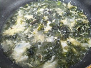 19、鸡蛋紫菜汤,拌匀，就可以盛出来了