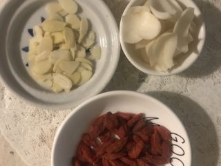 1、银耳百合炖梨,准备枸杞、鲜百合、桃仁，洗净