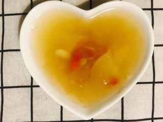 2、银耳百合炖梨,电炖锅炖银耳80分钟，然后加入冰糖、梨和其它配料再炖20分钟即可