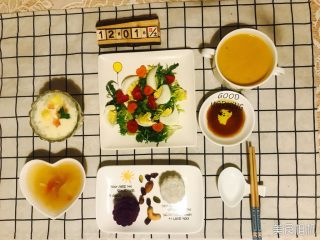 3、银耳百合炖梨,搭配紫薯糕、芋头糕，南瓜浆、蔬菜鸡蛋沙拉（加酱汁）、杨枝甘露，早餐完成✌️