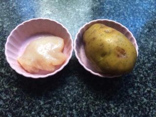 1、鸡肉土豆泥,准备食材，洗净