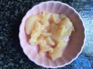 2、鸡肉土豆泥,鸡肉洗净切小块