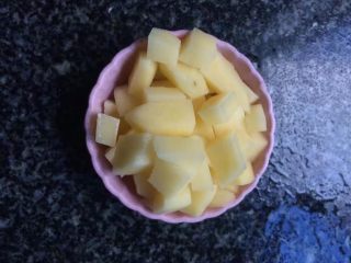 4、鸡肉土豆泥,同样切成小块