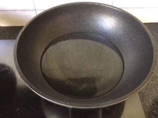 5、鸡肉土豆泥,锅中烧水