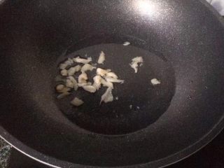 6、鸡肉土豆泥,放入鸡肉