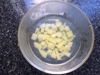 10、鸡肉土豆泥,同样冷水浸泡备用