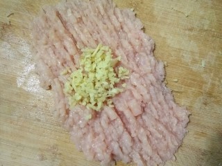 2、酸汤鸡滑――年腻后的开胃下饭菜,将鸡胸肉和和姜末剁在一起，剁成肉泥。