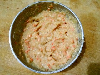 3、酸汤鸡滑――年腻后的开胃下饭菜,在剁好的肉泥中加入半个打散的鸡蛋液（全蛋），一点点料酒，一点点胡椒粉，一点点盐，一点点玉米淀粉，看见有胡萝卜我又加了一点点胡萝卜碎，顺时针往一个方向搅上劲。