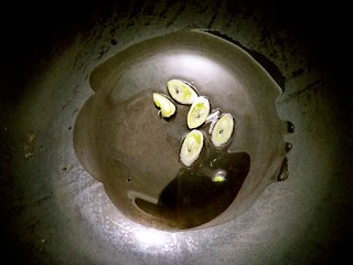 4、酸汤鸡滑――年腻后的开胃下饭菜,锅中少量的油烧热，下葱花爆出香味。