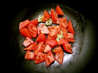 5、酸汤鸡滑――年腻后的开胃下饭菜,西红柿洗净去蒂（皮可去可不去），切滚刀块，下入锅中。