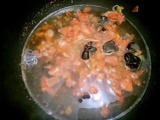 7、酸汤鸡滑――年腻后的开胃下饭菜,加入适量开水，将木耳放入先煮一下。