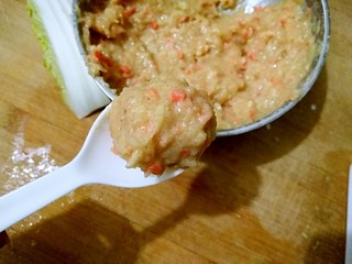 8、酸汤鸡滑――年腻后的开胃下饭菜,做鸡滑，用合适的中等大小的勺子即可。