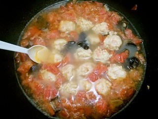 9、酸汤鸡滑――年腻后的开胃下饭菜,在锅中水开处下入鸡滑。