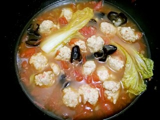 11、酸汤鸡滑――年腻后的开胃下饭菜,加适量盐和鸡精大火煮2分钟即可。