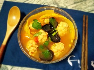 12、酸汤鸡滑――年腻后的开胃下饭菜,出锅后撒上香菜末即可。