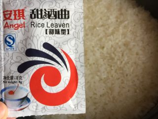 1、甜酒酿,糯米浸泡半小时后煮成米饭。