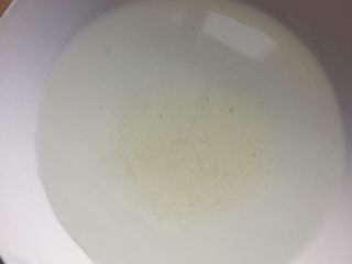 3、甜酒酿,温糖水备用。