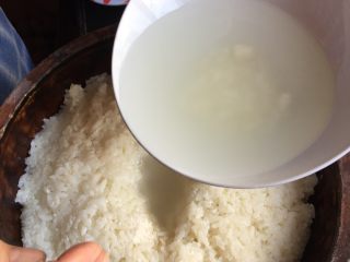 6、甜酒酿,加入糖水，将米饭压实。