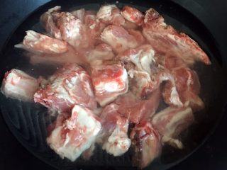 2、板栗烧排骨,凉水下锅焯去血沫