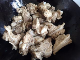 5、板栗烧排骨,锅内放油烧热，放入排骨翻炒片刻